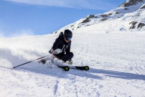 skieur qui fait un dérapage dans la neige 